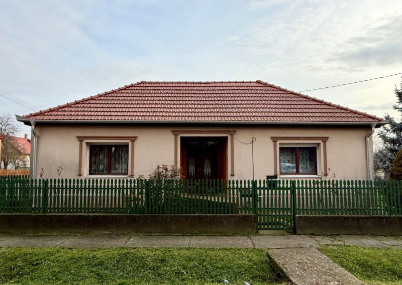 MAĎARSKO - ENCS - 3 IZBOVÝ RODINNÝ DOM S TERASOU, DVOJGARÁŽ, VÝBORNÝ STAV, S PEKNOU UDRŽIAVANOU ZÁHRADOU.