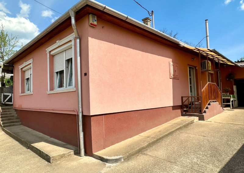 MAĎARSKO - SZENDRŐ ZREKONŠTRUOVANÝ 3 IZBOVÝ RD S PEKNÝM POZEMKOM.