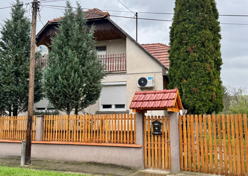 MAĎARSKO - MÁRTONYI - PEKNÝ 4 IZBOVÝ RD V KRÁSNEJ LOKALITE BLÍZKO JAZERA RAKACA.