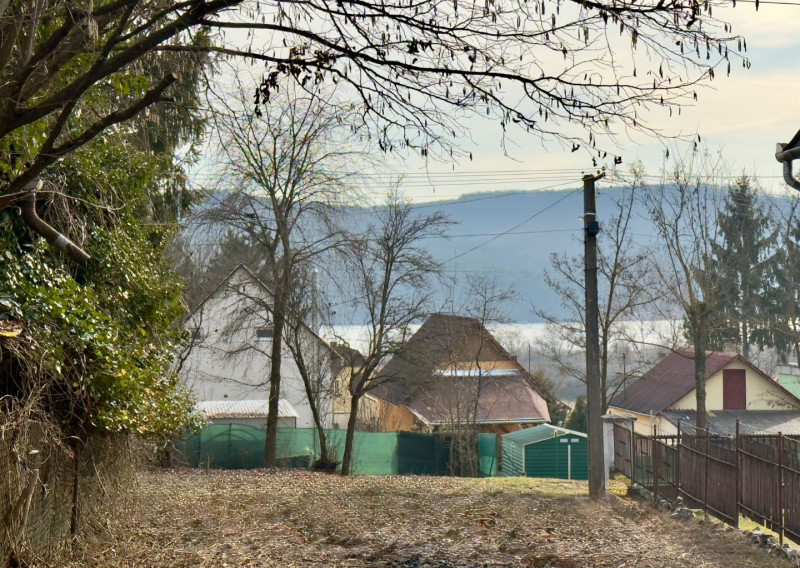 MAĎARSKO - JAZERO RAKACA  STAVEBNÝ POZEMOK 227 M2 - IS NA HRANICI POZEMKU.